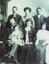 Wilfred Nevell 1860-1937 and Elizabeth A Nevell&#039;s family. See notes for names